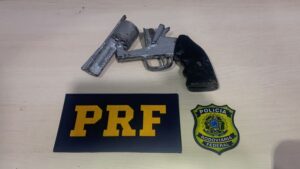 Em Porto Velho, PRF apreende arma de fogo