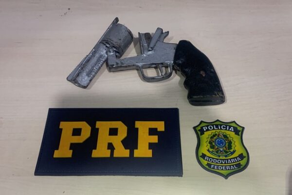 Em Porto Velho, PRF apreende arma de fogo
