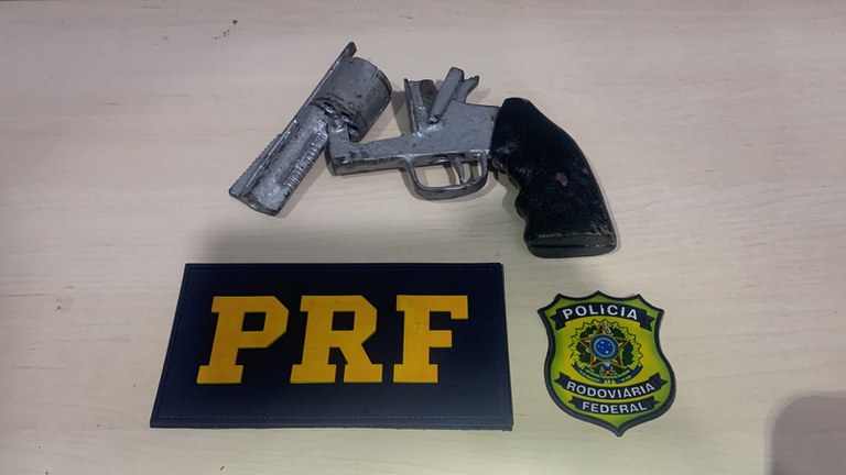 Em Porto Velho, PRF apreende arma de fogo