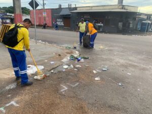 www.deixaeutefalar.com.br Mutirões de limpeza seguem sendo realizados após apresentações dos blocos carnavalescos