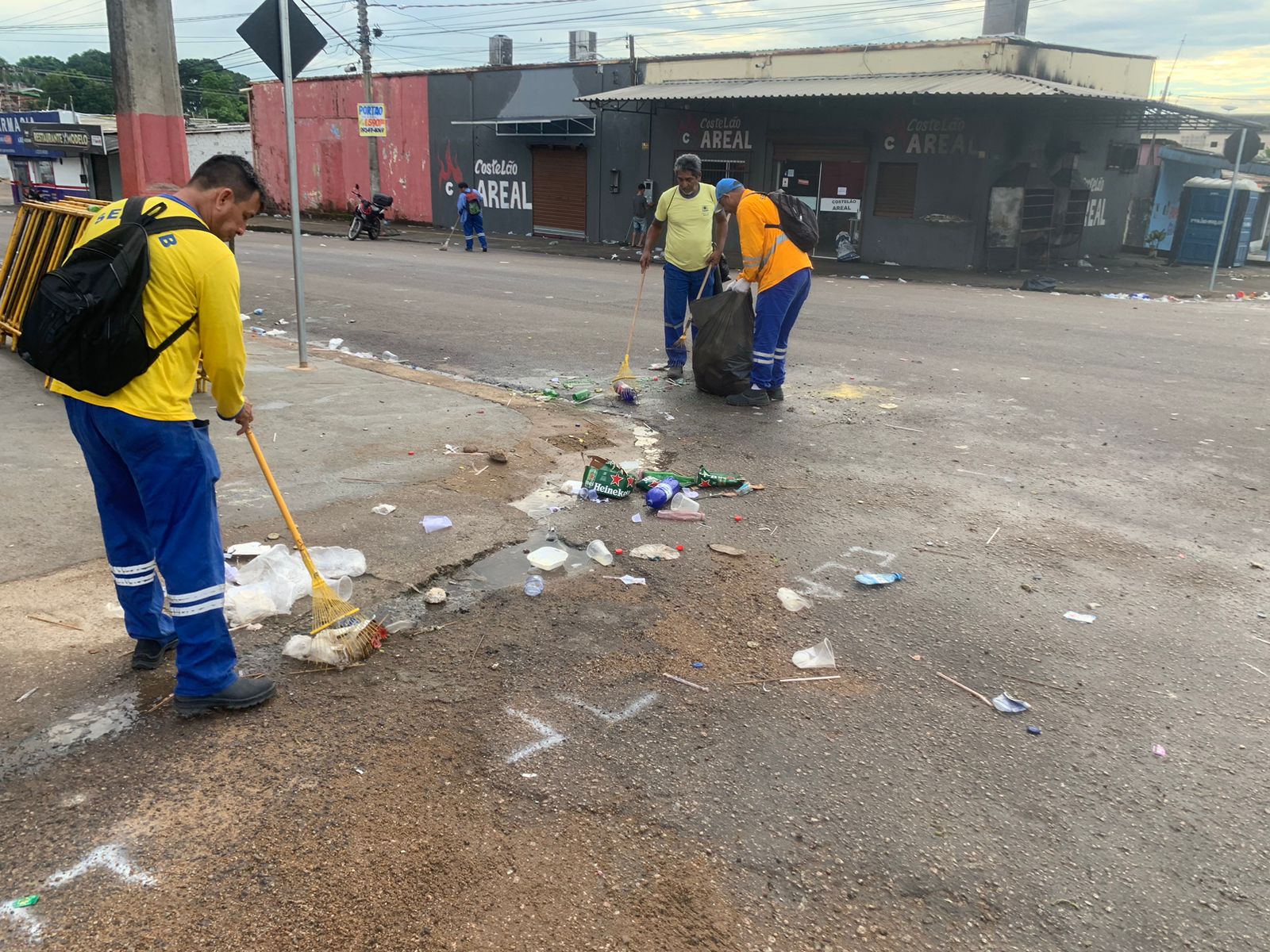 Mutirões de limpeza seguem sendo realizados após apresentações dos blocos carnavalescos