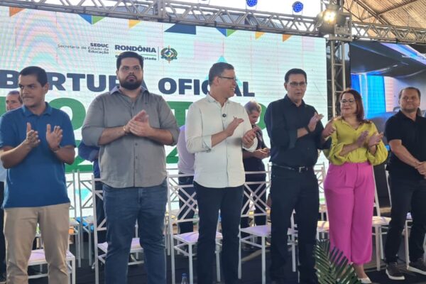 Deputado Jean Oliveira participa da abertura do ano letivo de Rondônia em Rolim de Moura