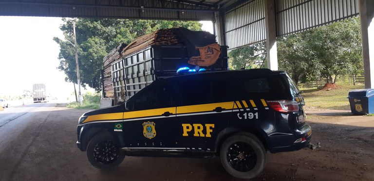 Em Jaru, PRF realiza apreensão de 23 m³ de madeiras