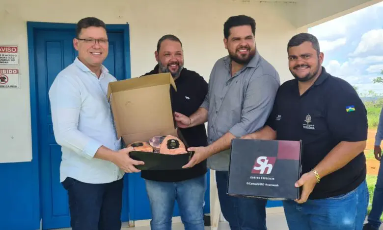 Empresário da Carnes SH presenteia governador Marcos Rocha e deputado Jean Oliveira com Kit de Carnes Especiais