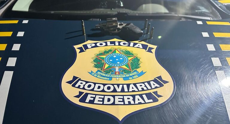 Em Porto Velho, PRF apreende arma de fogo