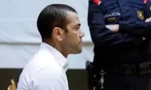 www.deixaeutefalar.com.br Daniel Alves é condenado a 4 anos e meio de prisão por agressão sexual