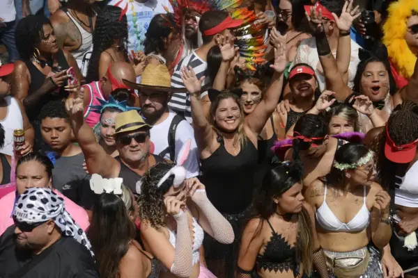 Sete em cada 10 mulheres têm medo de assédio no carnaval
