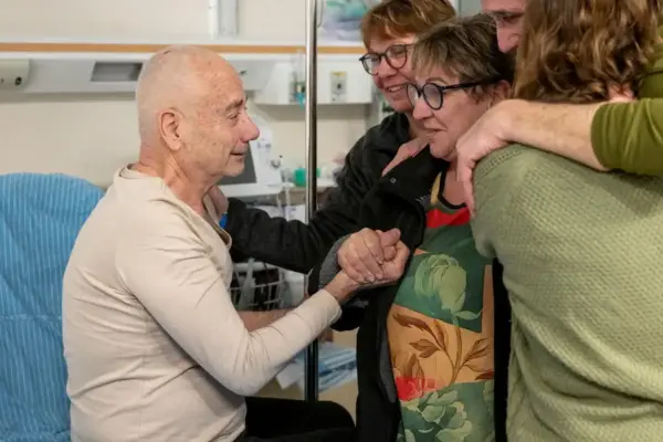 Israel liberta dois reféns; bombardeios em Gaza deixaram 67 mortos