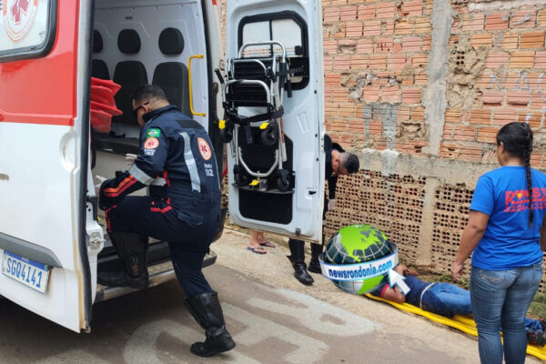 Adolescente sofre fratura em colisão com caminhão na zona sul