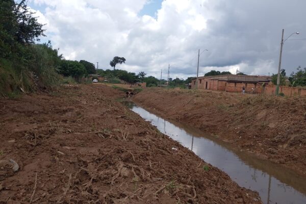 Vereador Edwilson Negreiros solicita e SEMOB providencia limpeza de canal no Bairro Cidade do Lobo