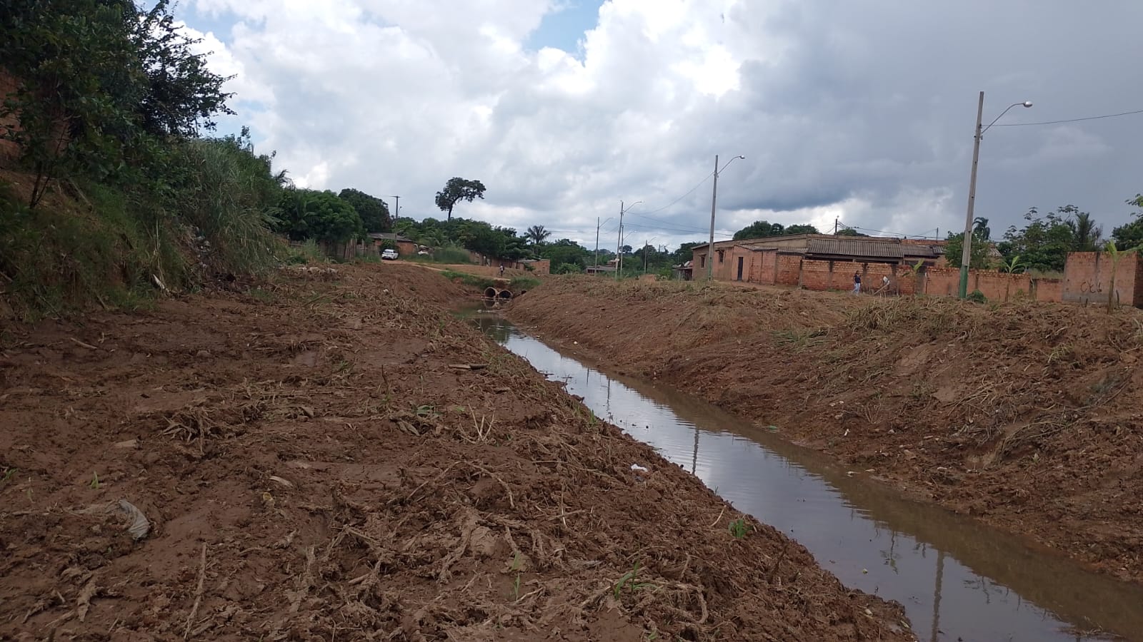 Vereador Edwilson Negreiros solicita e SEMOB providencia limpeza de canal no Bairro Cidade do Lobo