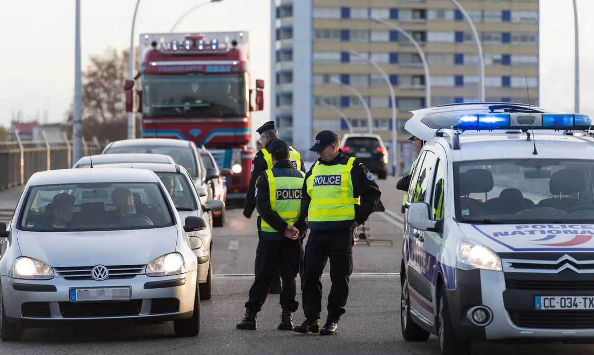 França anuncia estado de alerta máximo para risco de ataque terrorista