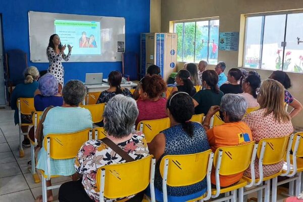 Idosos do Projeto Viver Ativo participam de palestra sobre a importância da alimentação saudável