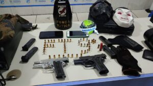 www.deixaeutefalar.com.br Quatro são presos com armas e munições após denúncia de tiros em invasão