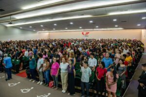 www.deixaeutefalar.com.br Estudantes do Programa assinam termo de concessão da bolsa de estudos