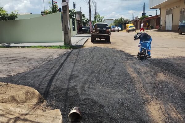 Edwilson Negreiros solicita intervenção da SEMOB para reparo de via no Bairro Floresta e é atendido