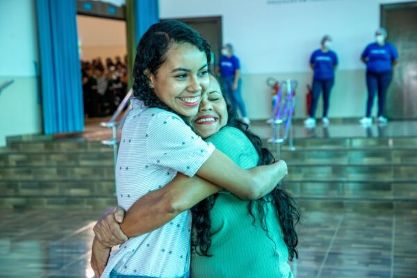 Estudantes celebram a chance de formação superior com bolsa integral no Programa Faculdade da Prefeitura