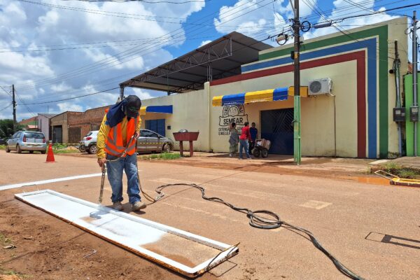 Pedido de Providência de Negreiros a SEMTRAN resulta na revitalização de faixa de pedestres em frente à escola em Porto Velho