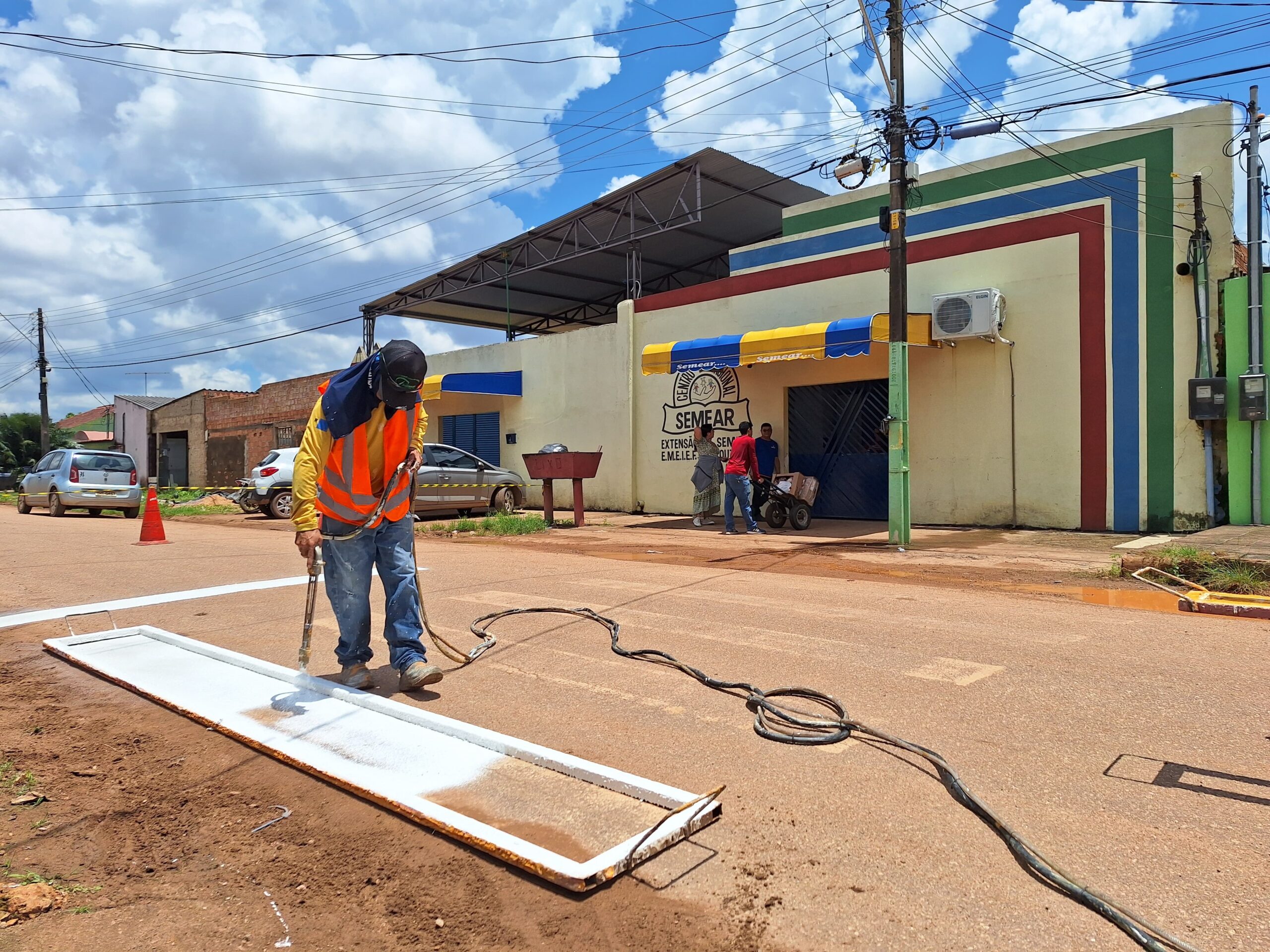 Pedido de Providência de Negreiros a SEMTRAN resulta na revitalização de faixa de pedestres em frente à escola em Porto Velho