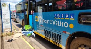 www.deixaeutefalar.com.br Homem tem pernas esmagadas por ônibus na 7 de Setembro