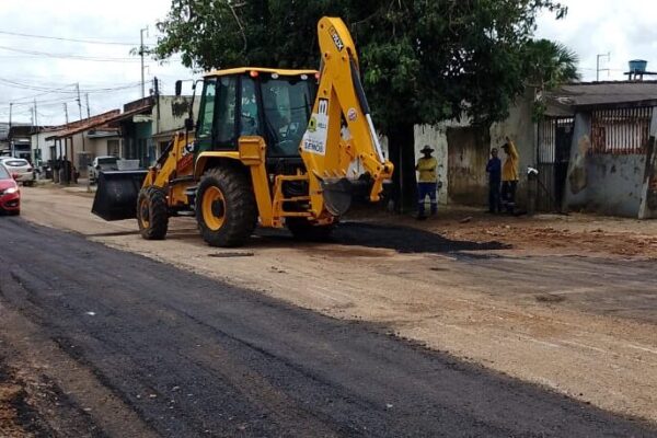Semob faz operação tapa-buracos em imediações de escola da Capital após pedido de Edwilson Negreiros