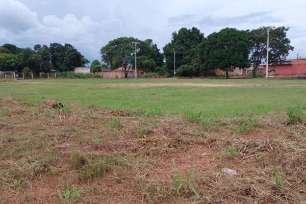 SEMUSB atende Edwilson Negreiros e determina limpeza de campo no Bairro Marcos Freire