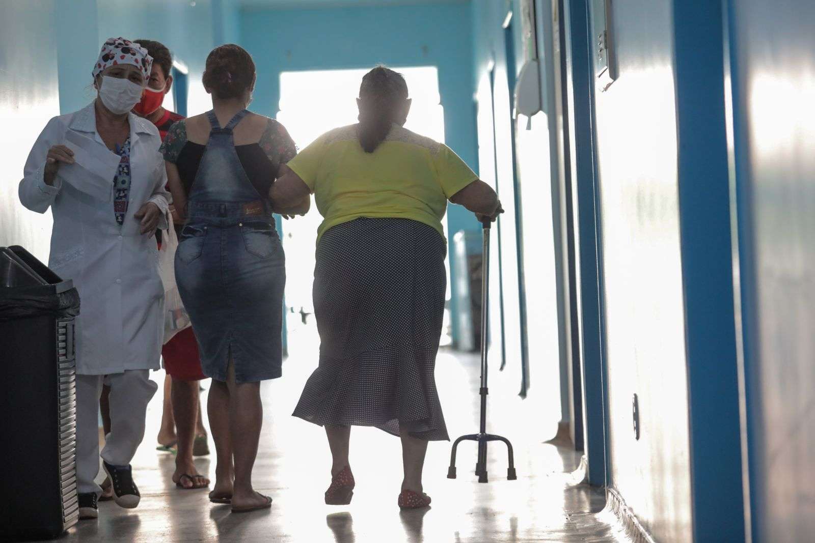 Idosos precisam redobrar a atenção para evitar quedas durante o período chuvoso