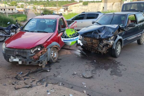 Enfermeiras ficam feridas em acidente entre carros na zona sul