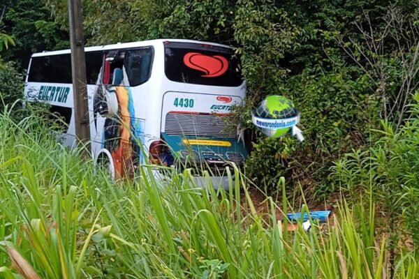 Ônibus cai em igarapé com vários passageiros na BR-319