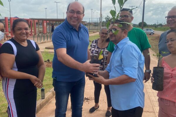 Após pedido atendido, Edwilson Negreiros participa de ato de arborização na Praça da Juventude em Porto Velho