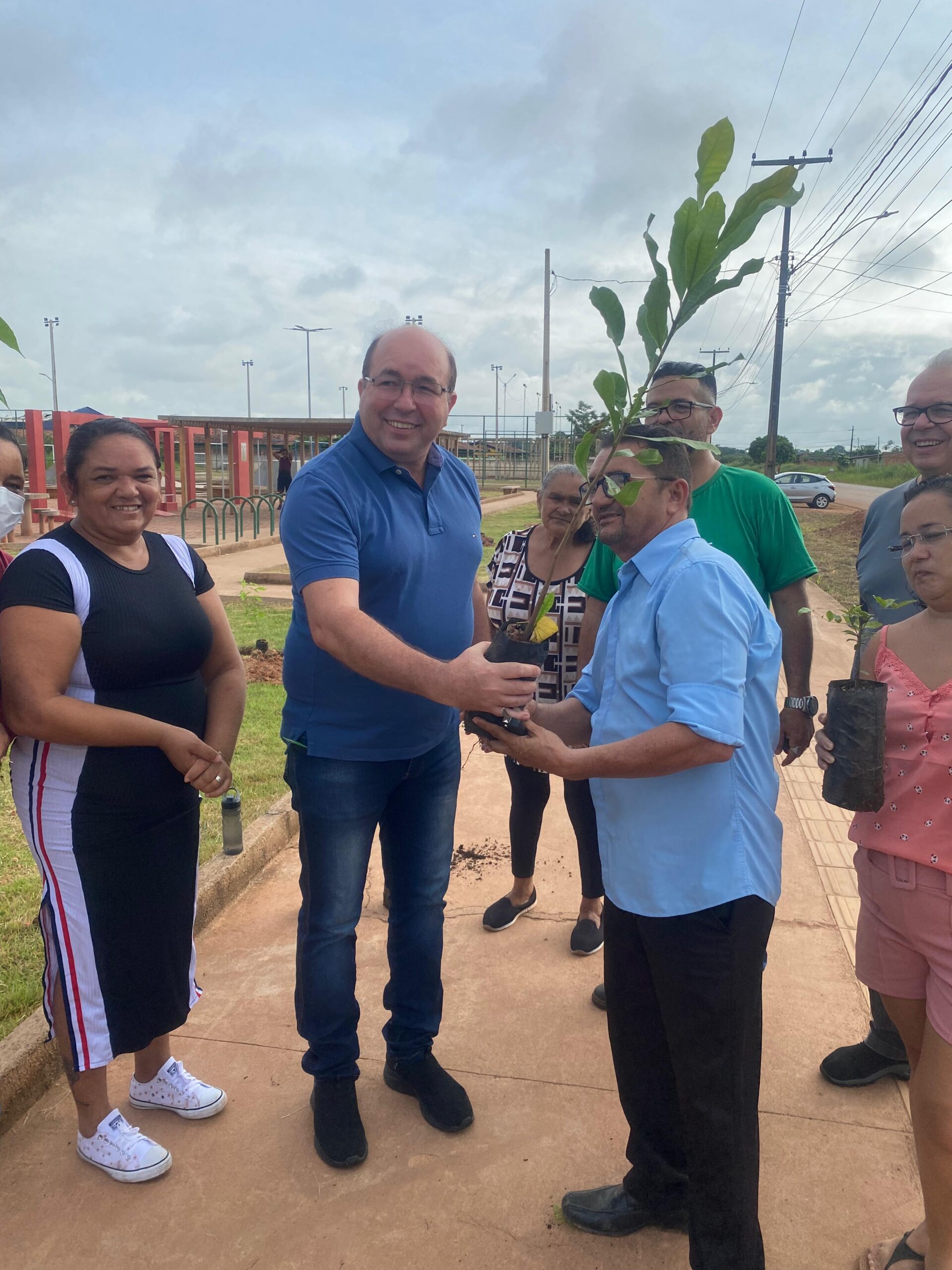 Após pedido atendido, Edwilson Negreiros participa de ato de arborização na Praça da Juventude em Porto Velho