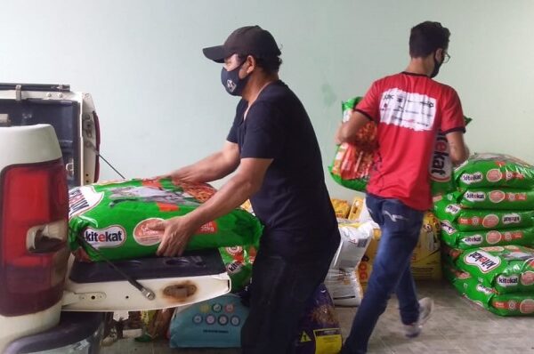 Prefeitura de Porto Velho realiza mais uma entrega de ração para protetores de cães e gatos cadastrados na Sema