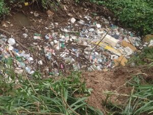 www.deixaeutefalar.com.br Prefeitura faz alerta sobre acúmulo de lixo em bueiros e canais