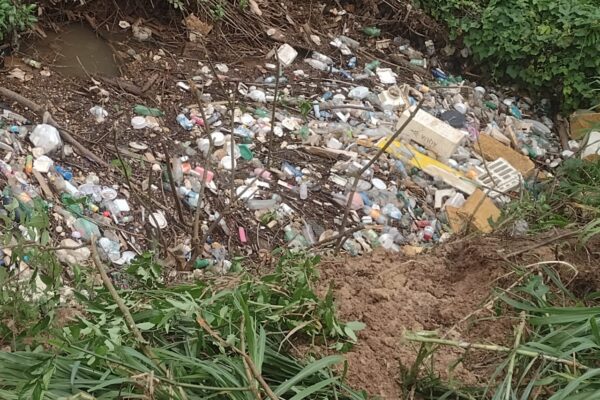 Prefeitura faz alerta sobre acúmulo de lixo em bueiros e canais