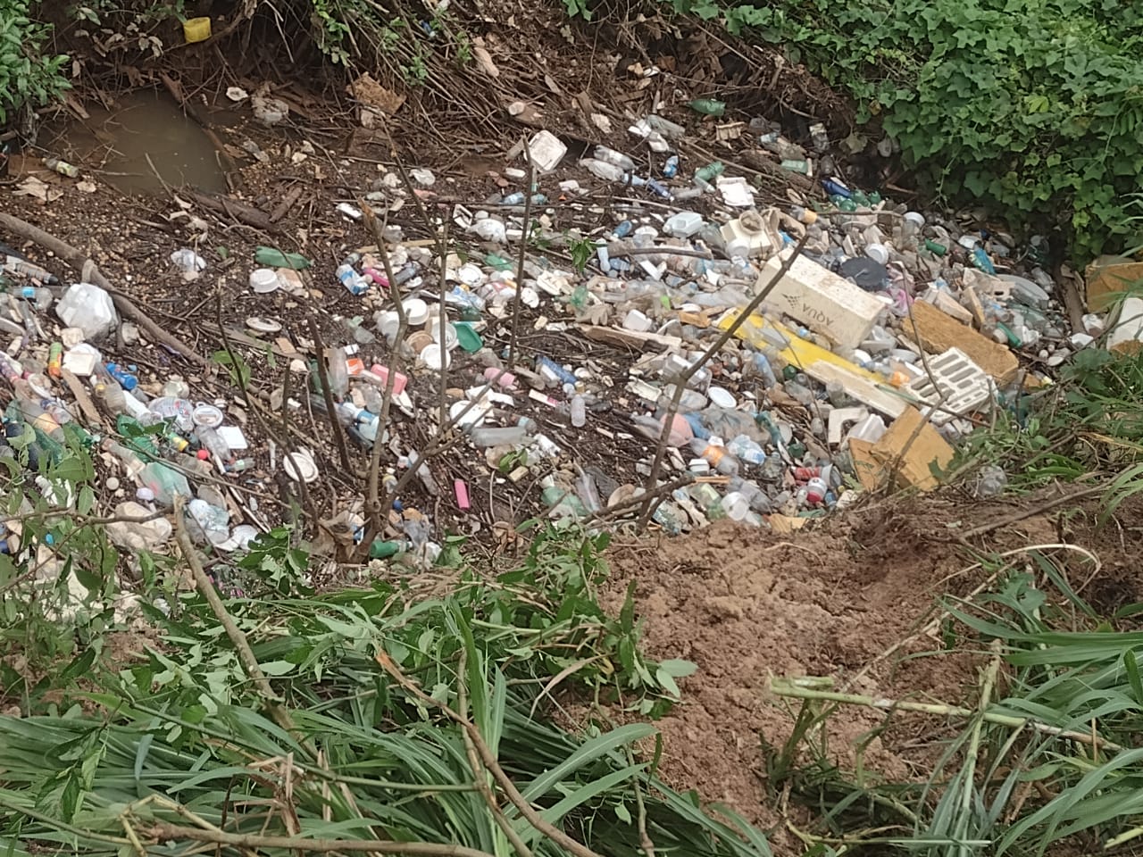 Prefeitura faz alerta sobre acúmulo de lixo em bueiros e canais