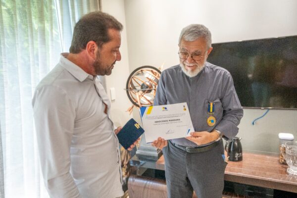 Prefeitura homenageia padre Enzo Mangano com Comenda Madeira-Mamoré