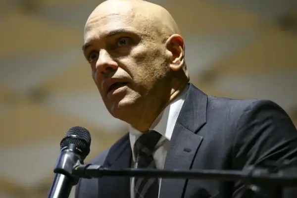 Moraes dá prazo de 5 dias para PGR opinar sobre Bolsonaro em embaixada