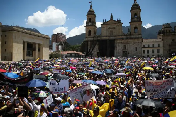 Milhares de pessoas protestam na Colômbia contra reformas de Petro