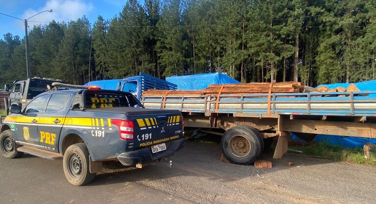 Em Vilhena, PRF identifica transporte irregular de madeira