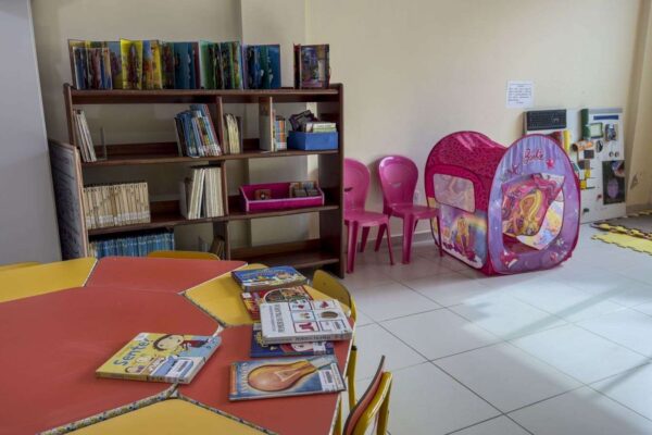 Biblioteca Francisco Meirelles reúne estudantes para celebrar o Dia do Livro Infantil