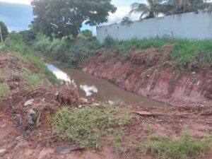 Edwilson Negreiros solicita à Prefeitura de Porto Velho e limpeza de canal no Lagoinha é concluída