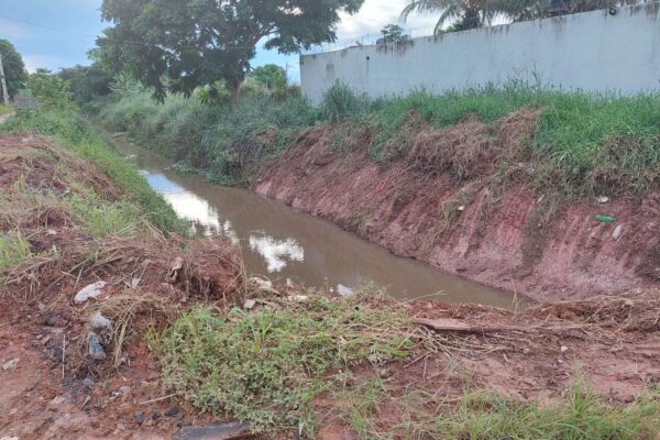 Edwilson Negreiros solicita à Prefeitura de Porto Velho e limpeza de canal no Lagoinha é concluída