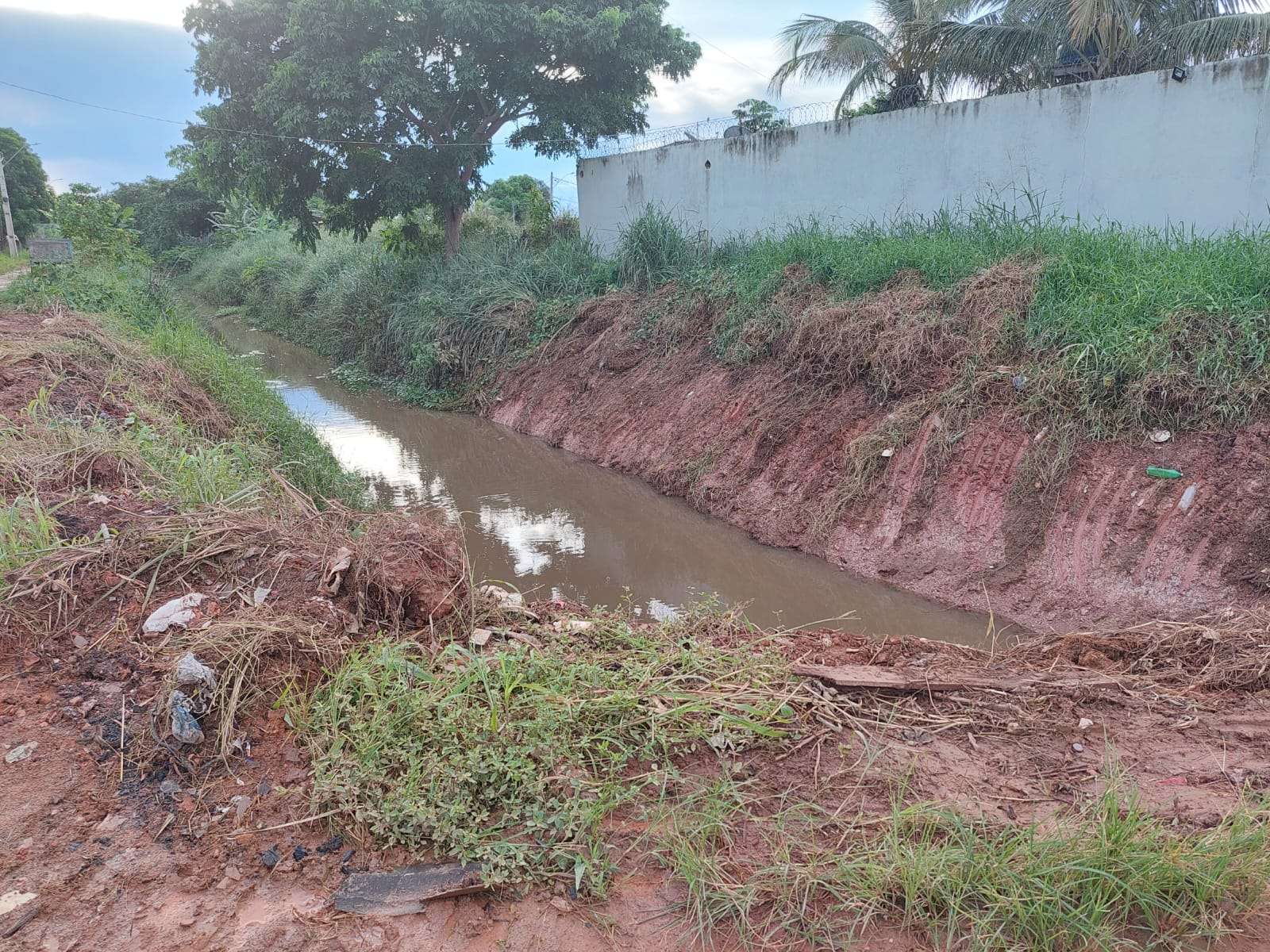 Edwilson Negreiros solicita à Prefeitura de Porto Velho e limpeza de canal no Lagoinha é concluída