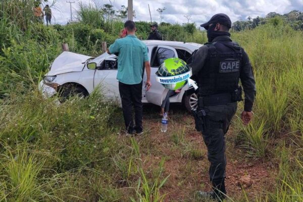 Capotamento deixa três feridos na Estrada da Penal em Porto Velho