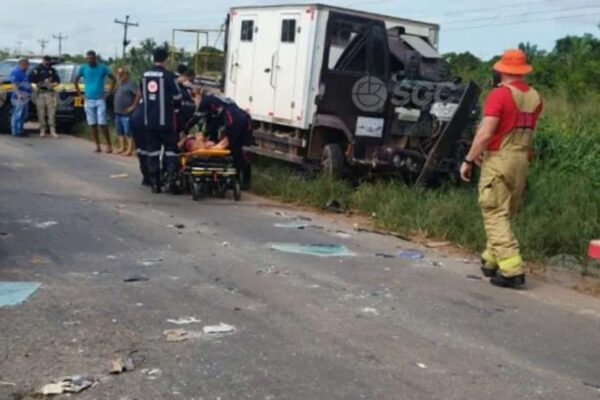 Colisão entre caminhões deixa motorista ferido na BR-364