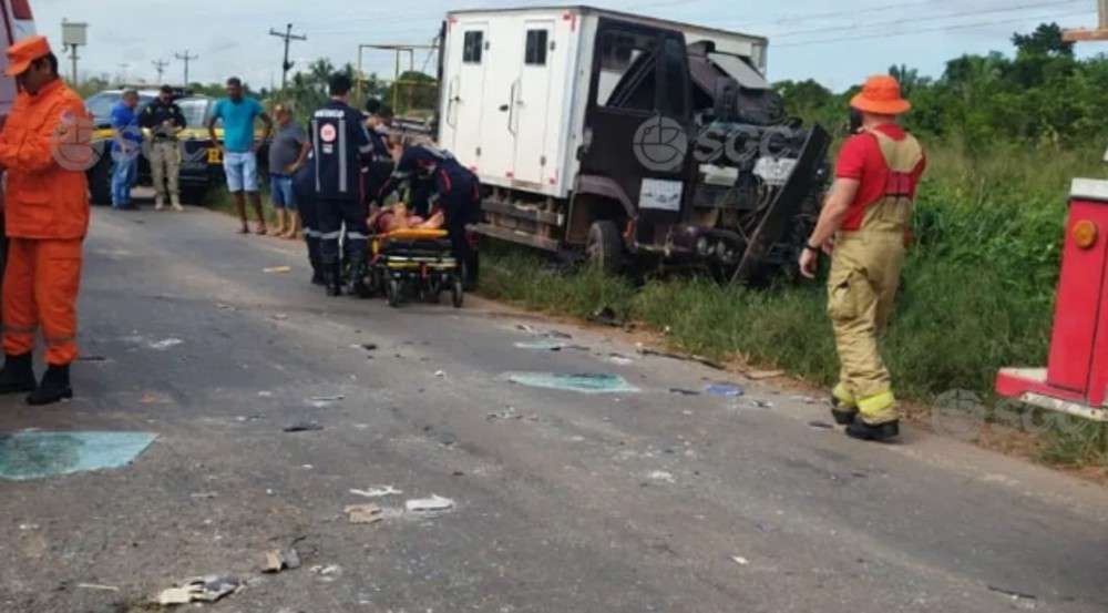 Colisão entre caminhões deixa motorista ferido na BR-364