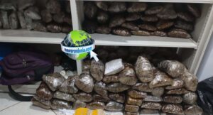 www.deixaeutefalar.com.br Homem é preso com mais de 200 pacotes de drogas na zona leste