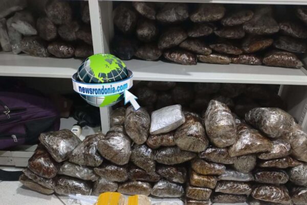Homem é preso com mais de 200 pacotes de drogas na zona leste