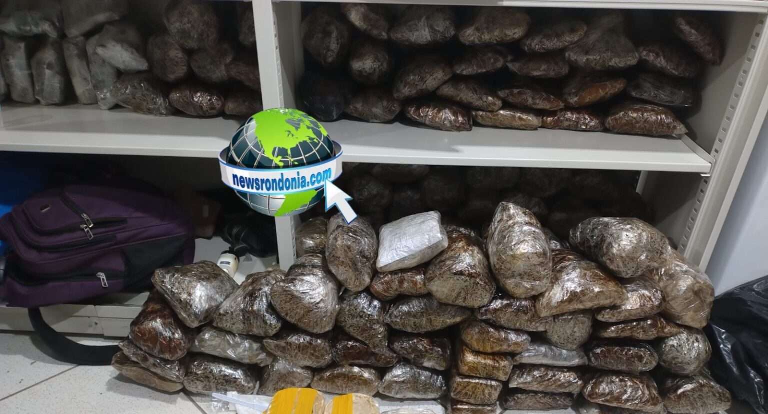 Homem é preso com mais de 200 pacotes de drogas na zona leste