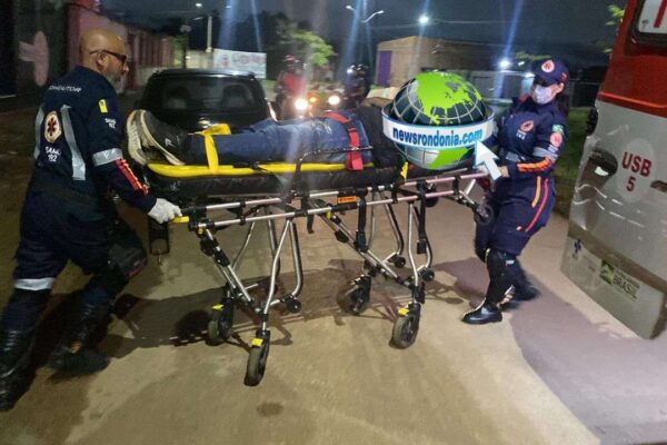 Motociclista sofre queda após atropelar cachorro na zona leste